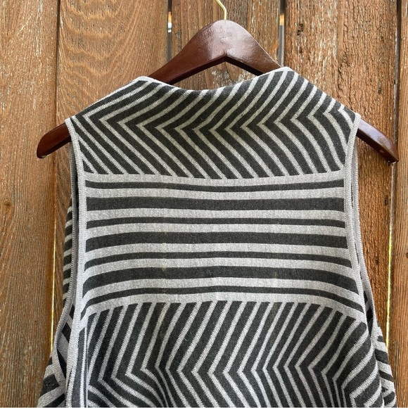 ENERGE Women’s Striped Gray Sleeveless Sweater Vest Open Front One Size - Picture 10 of 10